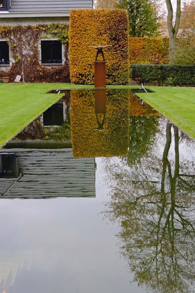 Moderne Spiegelvijver beeld cortenstaal