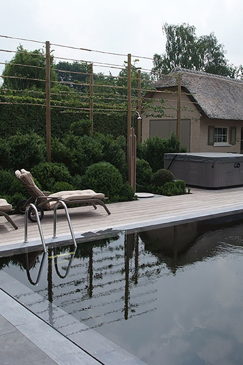 Zwemvijver aan strokdak huis