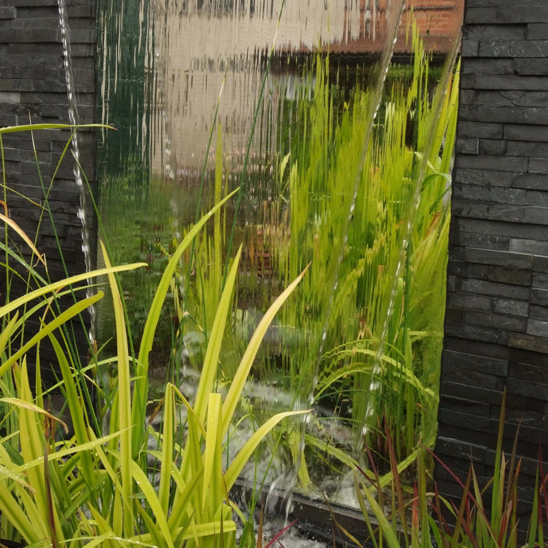 Reflectie In Waterlamel Muur