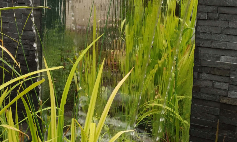 Reflectie In Waterlamel Muur